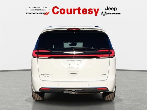 Used 2022 Chrysler Pacifica Pinnacle image 6