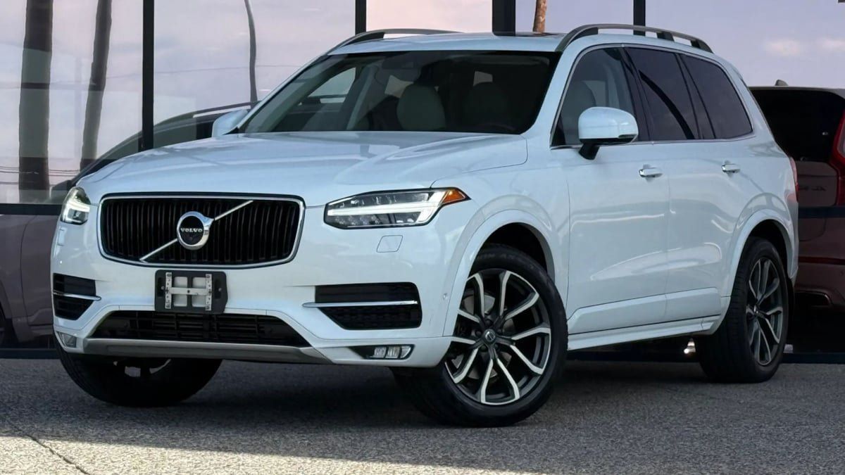 Used 2016 Volvo XC90 T6 Momentum w/ Momentum Plus Package AWD/4WD image 2