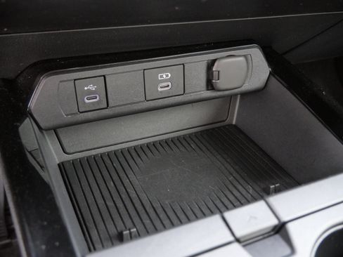 Certified 2025 Toyota Prius XLE FWD image 33