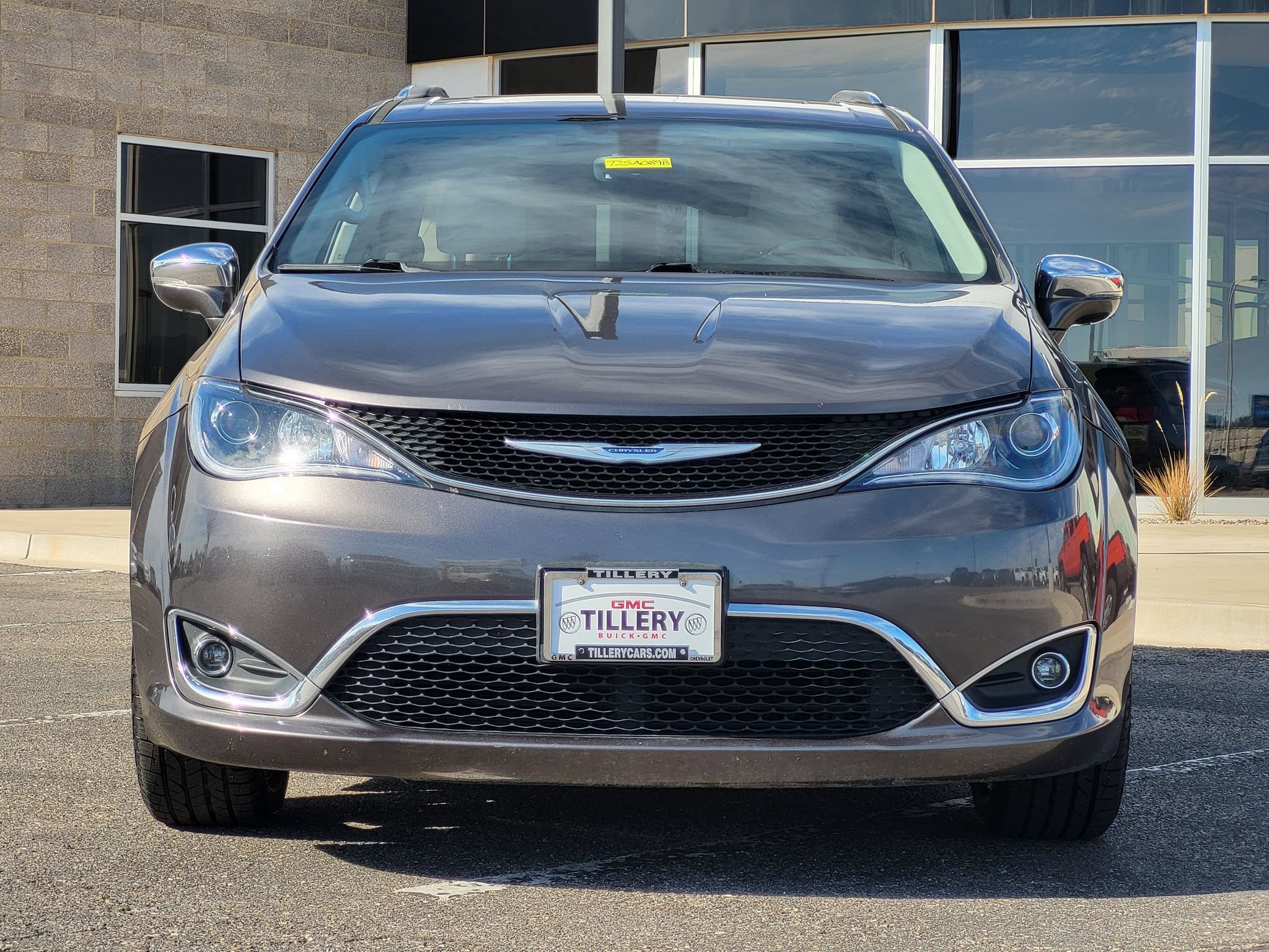Used 2017 Chrysler Pacifica Limited w/ Tire & Wheel Group FWD image 3