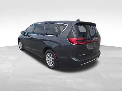 Used 2023 Chrysler Pacifica Touring-L FWD image 3