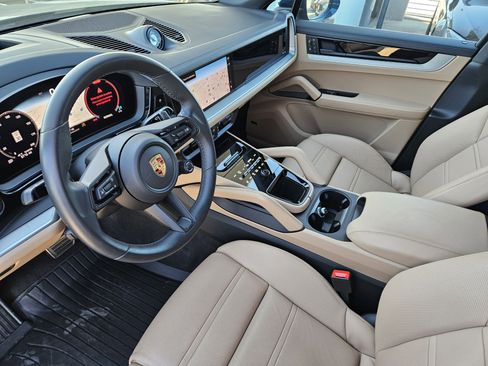 Certified 2025 Porsche Cayenne S image 4