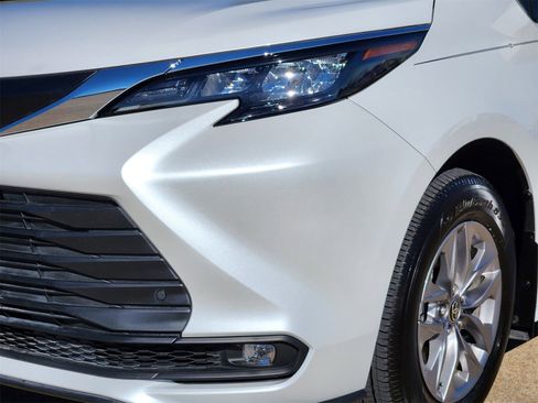 Used 2026 Toyota Sienna XLE image 8