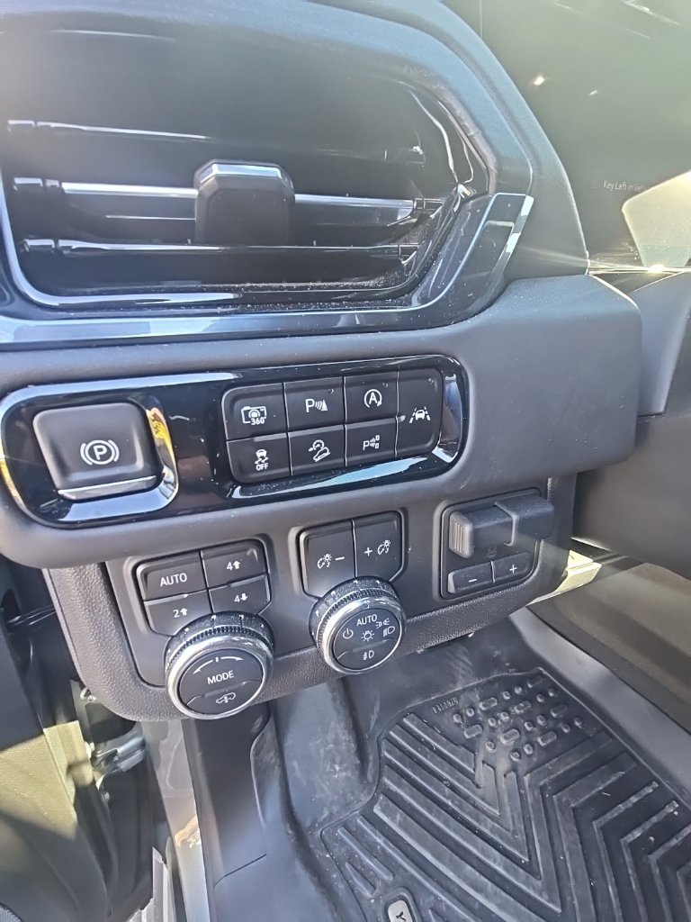 Used 2025 GMC Yukon XL AT4 Ultimate AWD/4WD image 5
