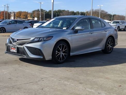 Used 2024 Toyota Camry SE image 10