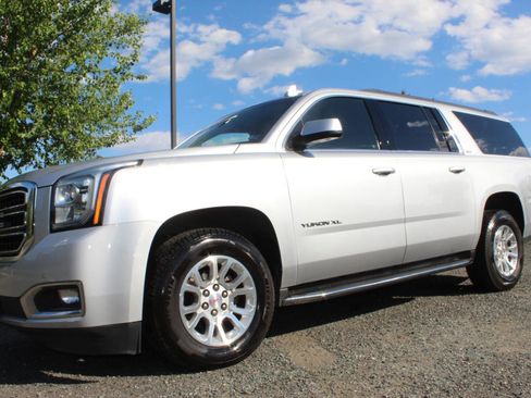 Used 2017 GMC Yukon XL SLT w/ Open Road Package AWD/4WD image 2