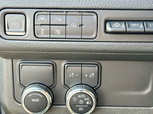 Used 2024 GMC Yukon XL Denali RWD image 11