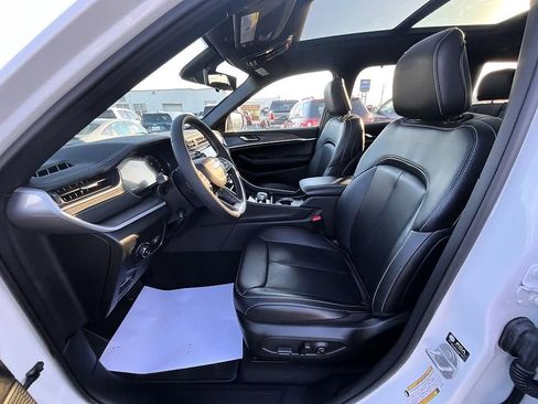 Used 2025 Jeep Grand Cherokee Limited w/ Luxury Tech Group II AWD/4WD image 14