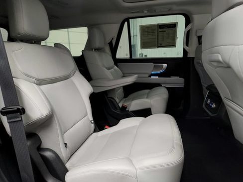 Used 2025 Ford Expedition Platinum w/ Driver's Package AWD/4WD image 28