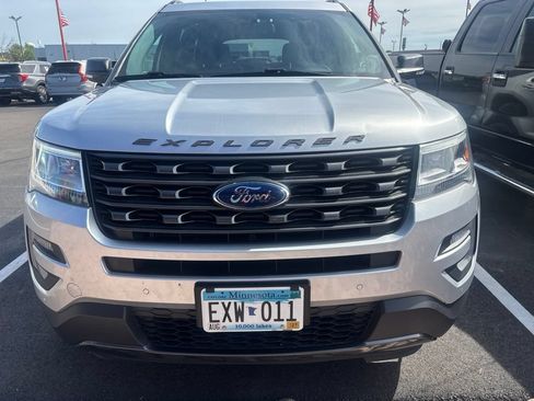 Used 2017 Ford Explorer XLT w/ Equipment Group 202A AWD/4WD image 2