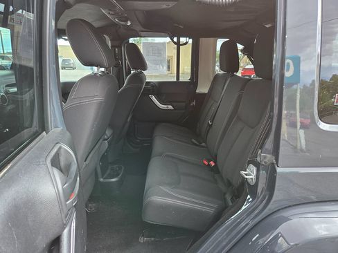 Used 2017 Jeep Wrangler Unlimited Sahara w/ Connectivity Group AWD/4WD image 10