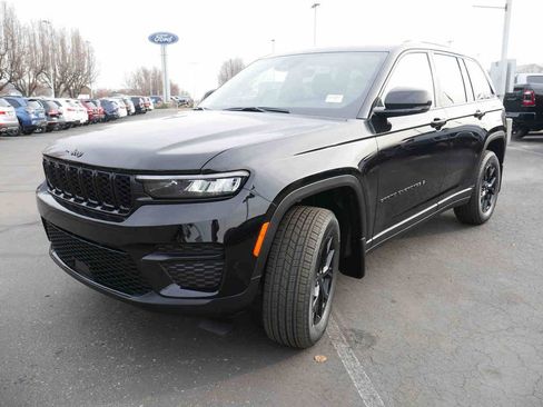 New 2025 Jeep Grand Cherokee Altitude image 3