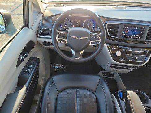 Used 2020 Chrysler Voyager Lxi image 12