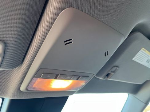 Used 2022 Chevrolet Trax LT w/ LT Convenience Package image 16