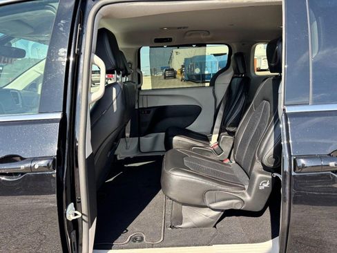 Used 2024 Chrysler Pacifica Touring-L FWD image 14