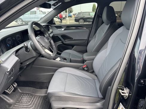 Used 2025 Volkswagen Tiguan SE R-Line AWD/4WD image 9