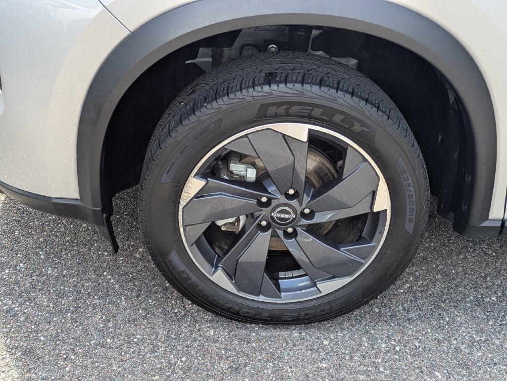 Used 2025 Nissan Rogue SV FWD image 11