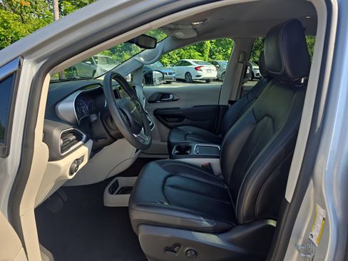 Used 2024 Chrysler Pacifica Touring-L FWD image 10