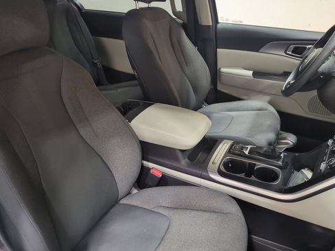 Used 2024 Kia Carnival LX FWD image 10