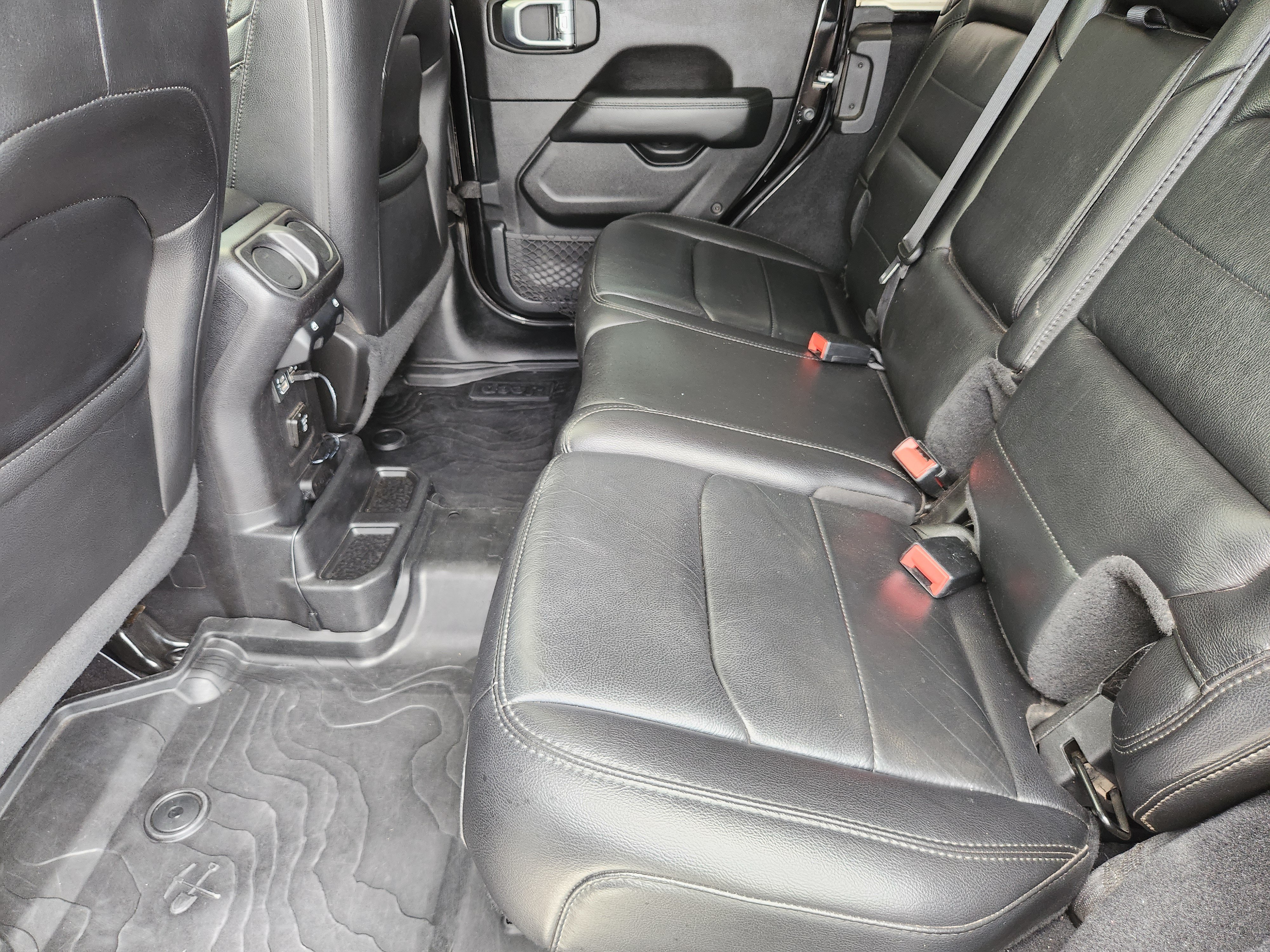 Used 2019 Jeep Wrangler Unlimited Sahara AWD/4WD image 30