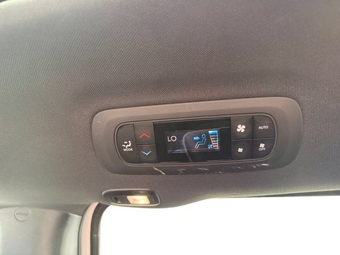 Used 2024 Chrysler Pacifica Premium FWD image 29