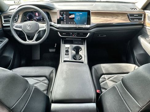Used 2025 Volkswagen Atlas SE image 10