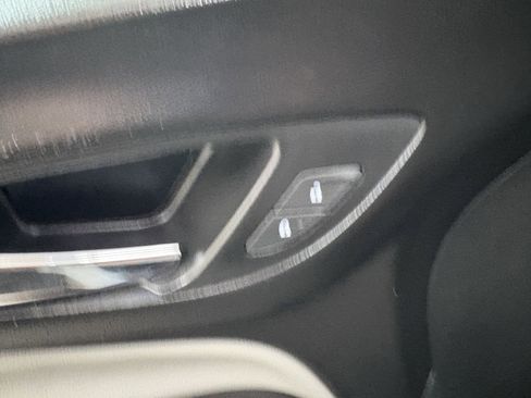 Used 2018 Chevrolet Equinox LS image 25