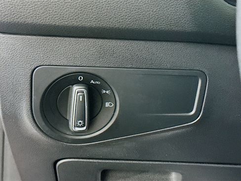 Used 2018 Volkswagen Tiguan SE image 17