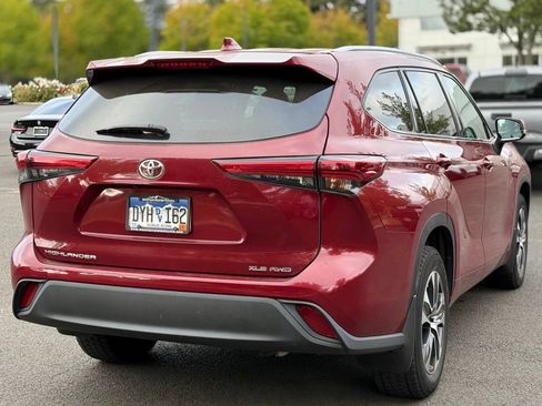 Used 2020 Toyota Highlander XLE AWD/4WD image 5