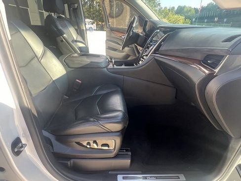 Used 2019 Cadillac Escalade ESV Premium Luxury image 34