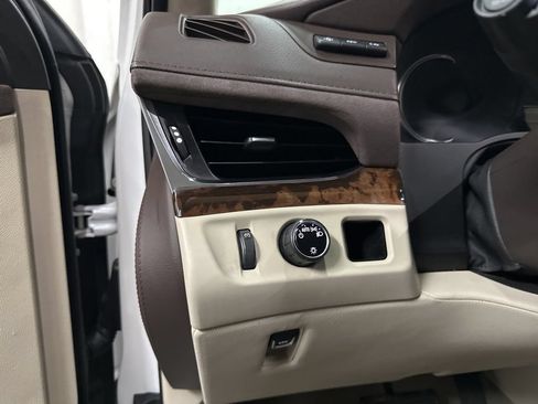 Used 2016 Cadillac Escalade Premium RWD image 32
