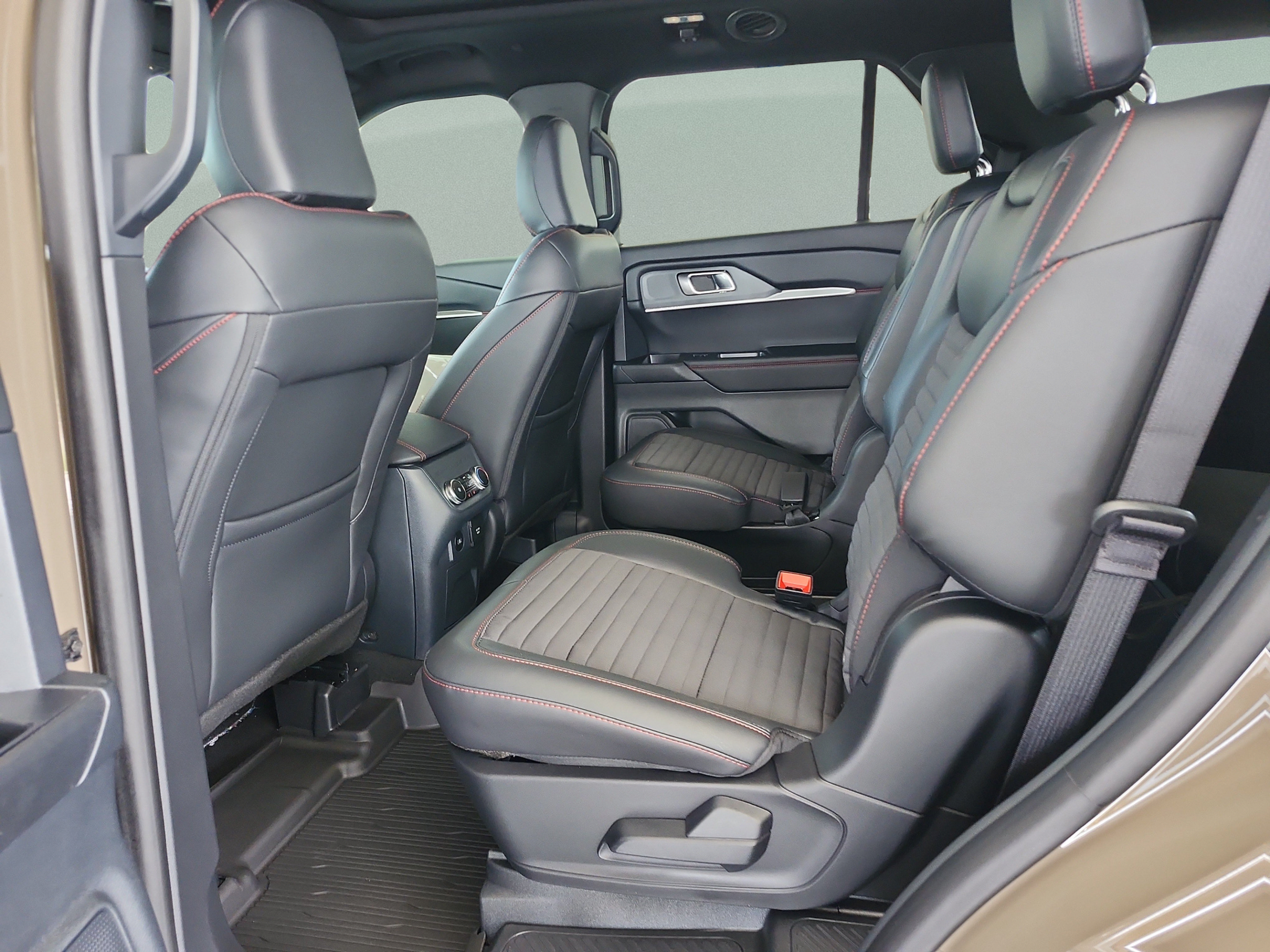 New 2026 Ford Explorer ST-Line w/ ST-Line Street Pack AWD/4WD image 16