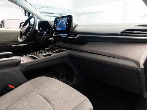 Used 2021 Toyota Sienna LE FWD image 12