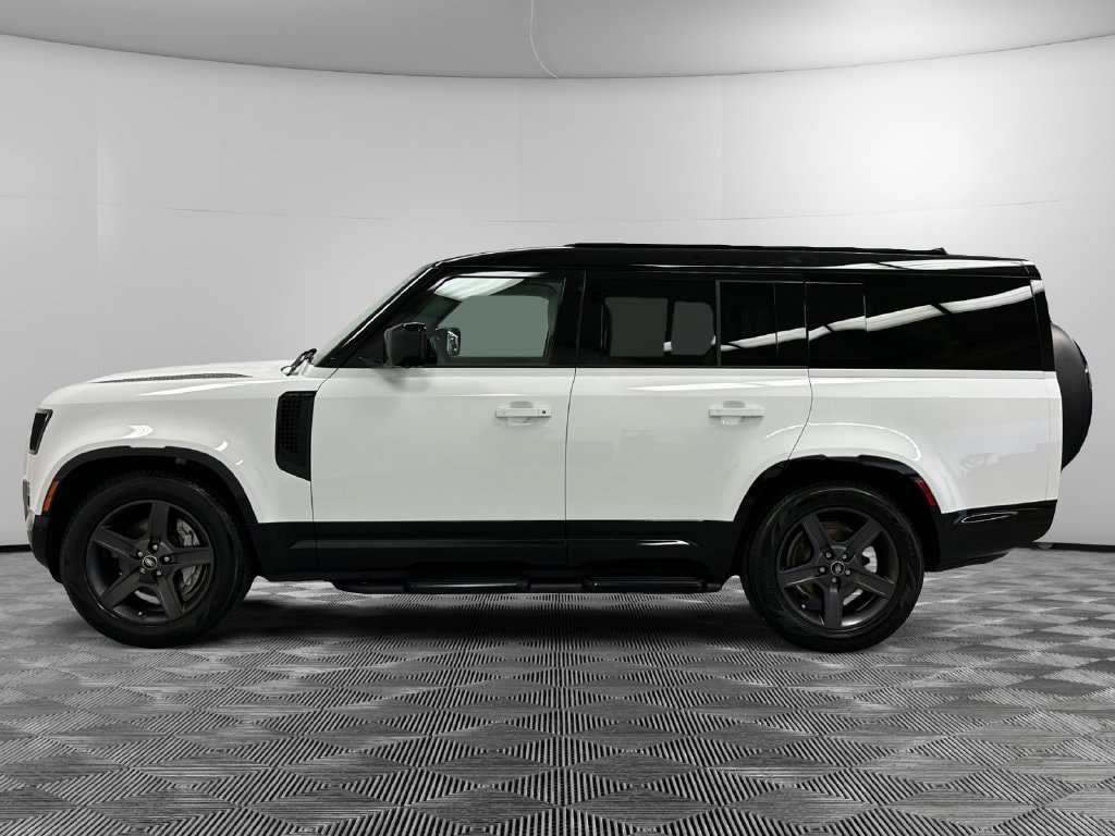 Used 2025 Land Rover Defender 130 X-Dynamic SE AWD/4WD image 2