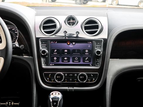 Used 2019 Bentley Bentayga image 30
