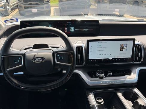 Used 2025 Ford Expedition Platinum w/ Driver's Package AWD/4WD image 13