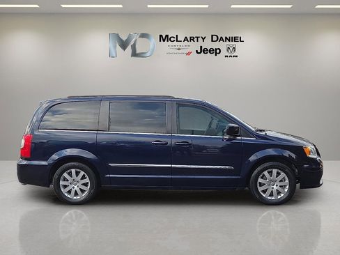 Used 2015 Chrysler Town & Country Touring image 6