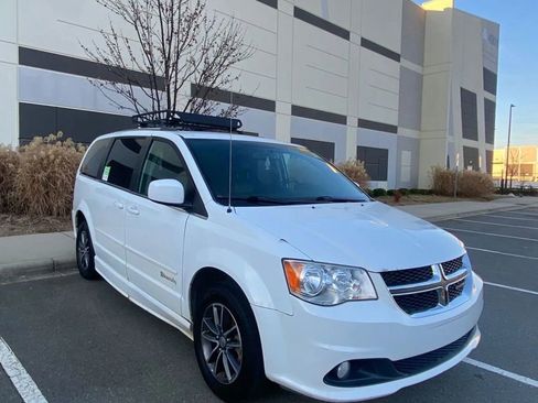 Used 2017 Dodge Grand Caravan SXT image 2