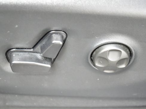 Used 2025 Chrysler Pacifica Select image 14