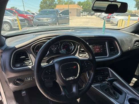Used 2017 Dodge Challenger SXT RWD image 9