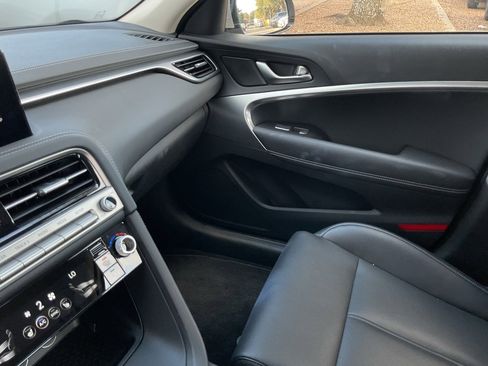 Used 2025 Genesis G70 2.5T image 36