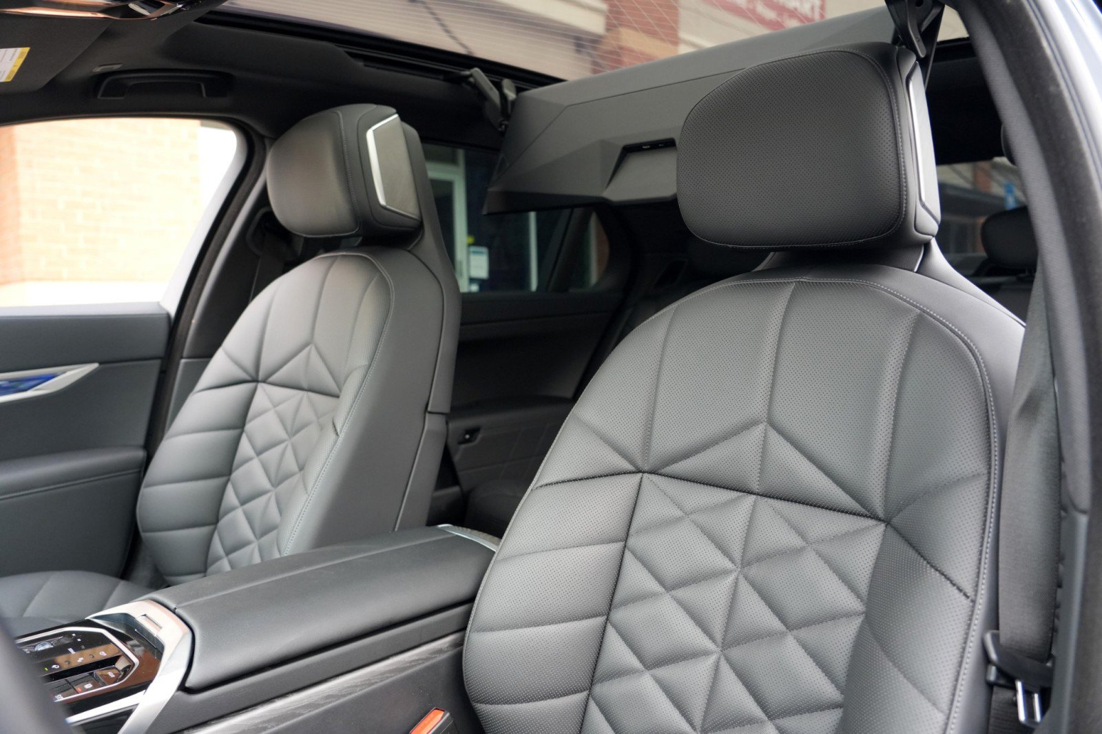 Used 2025 BMW 740i w/ Premium Package RWD image 57