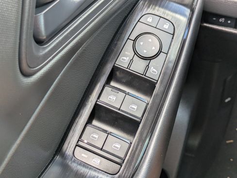 Used 2025 Nissan Rogue S FWD image 19
