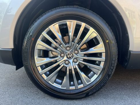 Used 2024 Toyota Venza XLE AWD/4WD image 24