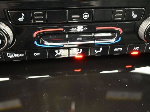 Used 2025 Jeep Grand Cherokee Altitude RWD image 13