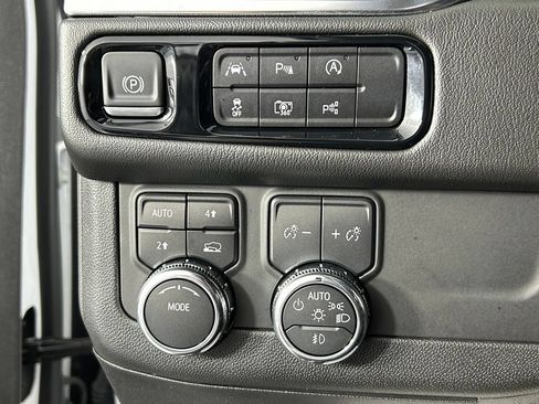 Used 2025 GMC Yukon XL Denali AWD/4WD image 30