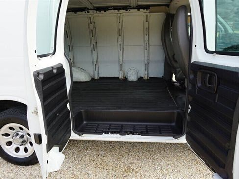Used 2010 Chevrolet Express 1500 RWD image 21