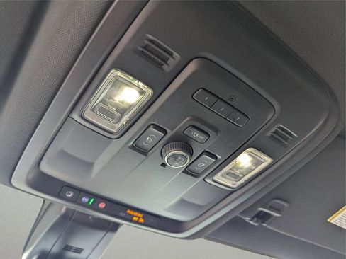 Used 2022 GMC Yukon XL SLT w/ SLT Luxury Package image 22