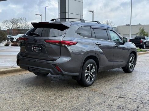 Used 2022 Toyota Highlander XLE image 3