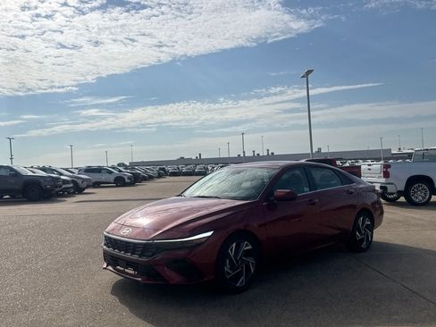 Used 2025 Hyundai Elantra SEL FWD image 10